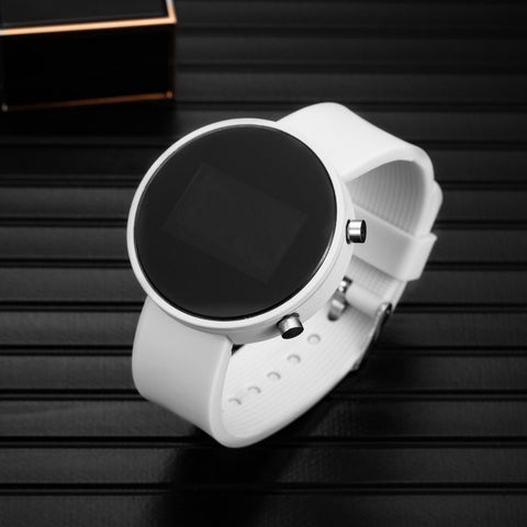 Montres numériques de sport à LED pour hommes et femmes, présentation de luxe.
 Couleurs varièes.